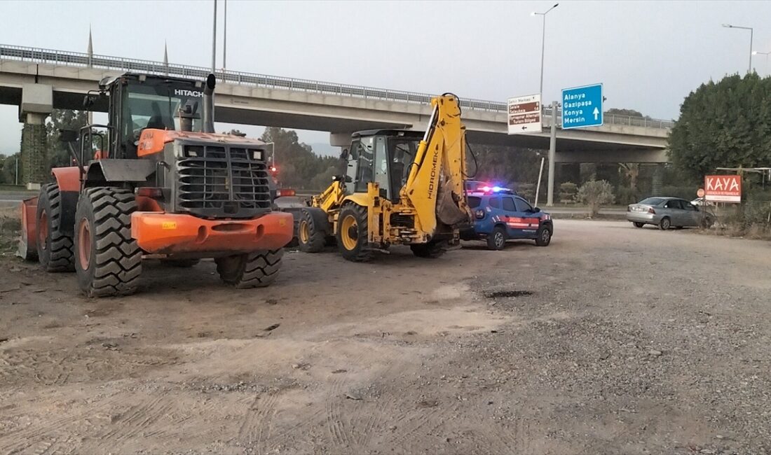ANTALYA (AA) – Antalya'nın Manavgat ilçesinde sahilden kamyonla kum çaldıkları