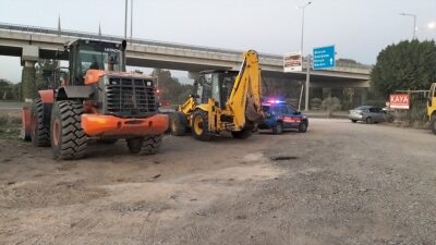 ANTALYA (AA) – Antalya'nın Manavgat ilçesinde sahilden kamyonla kum çaldıkları