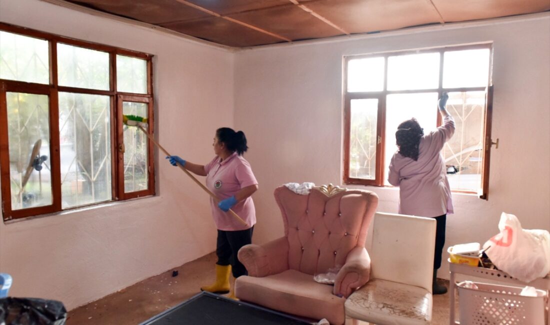 ANTALYA (AA) – Antalya'nın Kepez ilçesinde yangın nedeniyle hasar gören