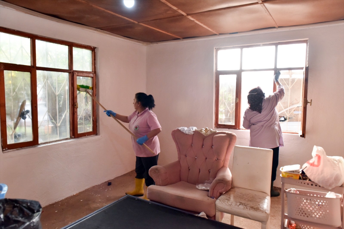 ANTALYA (AA) – Antalya'nın Kepez ilçesinde yangın nedeniyle hasar gören