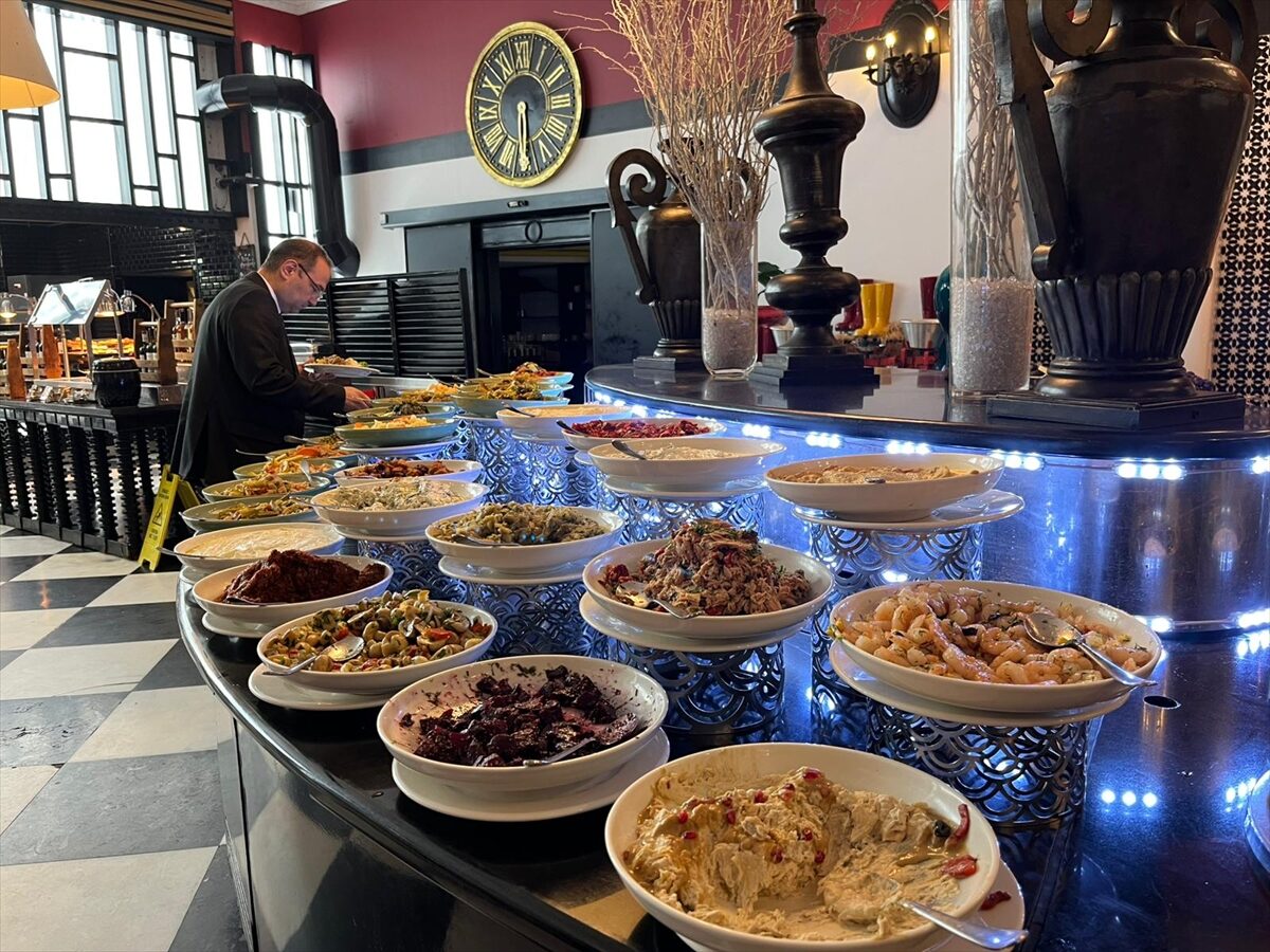 - Turizm hareketliliğinin devam ettiği Antalya'da oteller yılbaşı için Rusya,