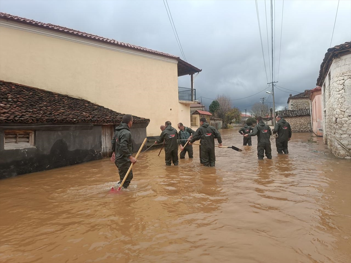 TİRAN (AA) – Arnavutluk'un farklı bölgelerinde etkili olan yağışların ardından