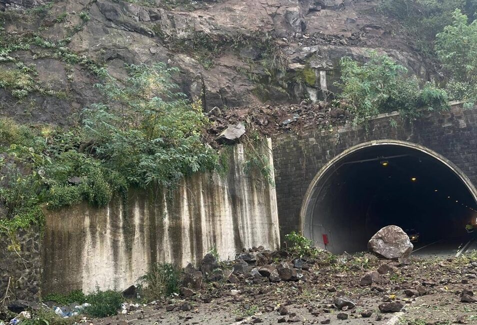 ARTVİN (AA) – Artvin'de heyelan nedeniyle kapanan Kemalpaşa-Sarp Sınır Kapısı