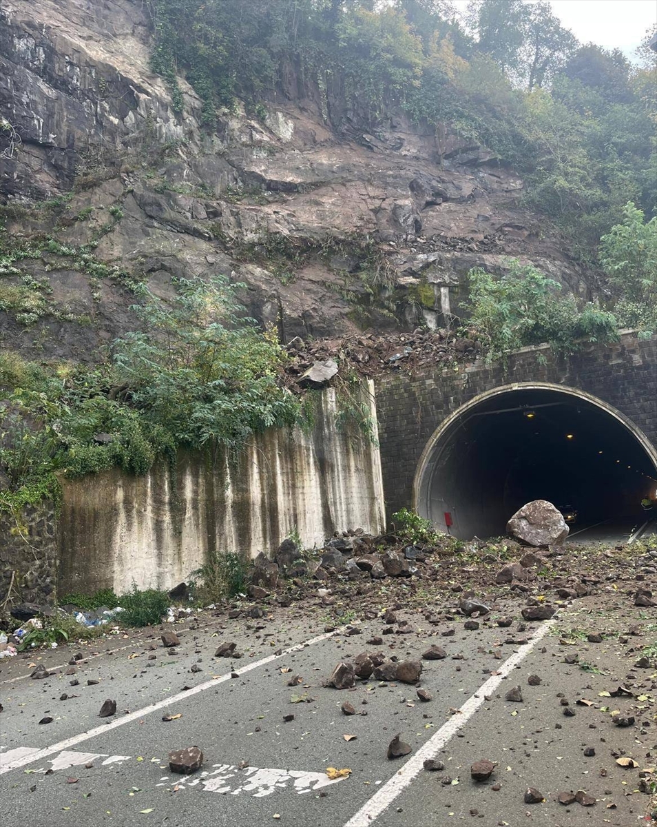 ARTVİN (AA) – Artvin'de heyelan nedeniyle kapanan Kemalpaşa-Sarp Sınır Kapısı