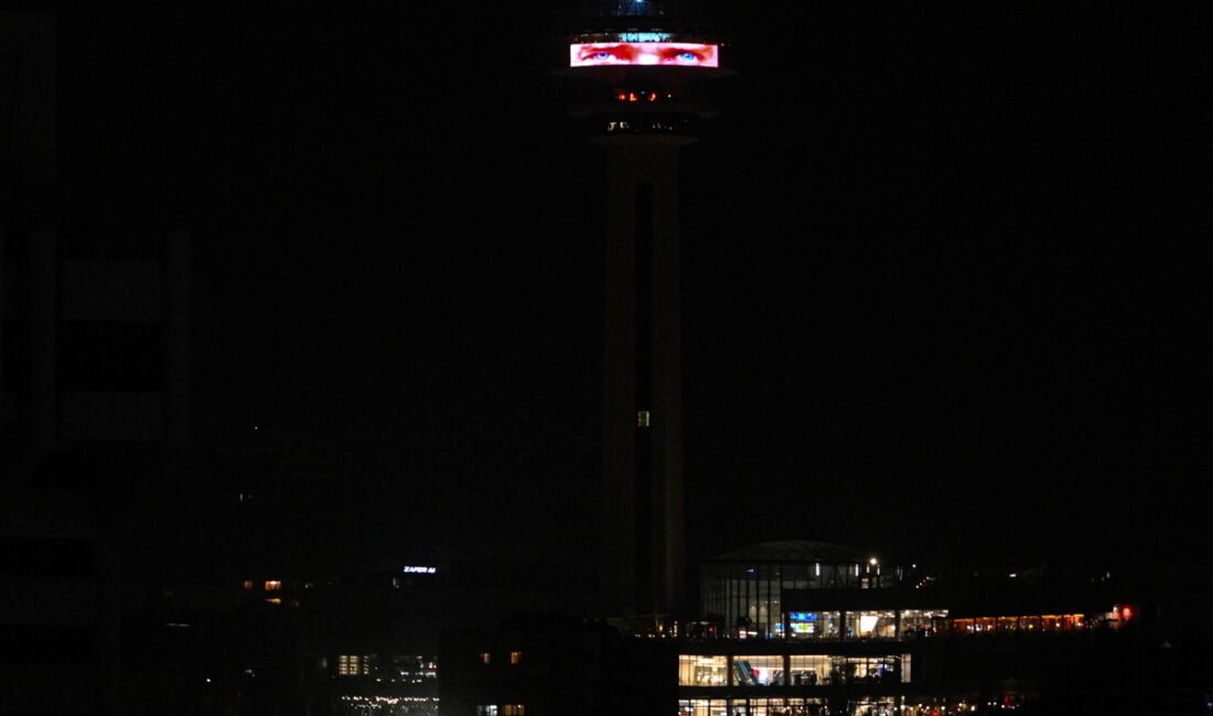 ANKARA (AA) – Ankara'nın simge yapılarından Atakule'ye, 10 Kasım Atatürk'ü