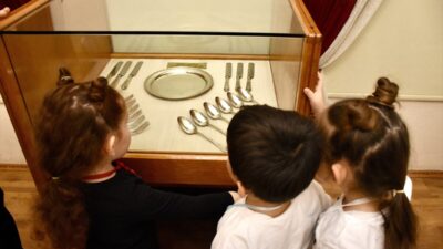 - Atatürk'e ait kişisel eşyalar, giysiler ve fotoğrafların sergilendiği Antalya