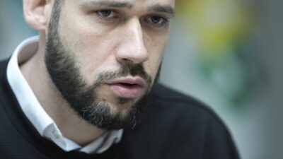 - Bosna Hersek'teki iki entiteden biri olan Sırp Cumhuriyeti'nde görevden