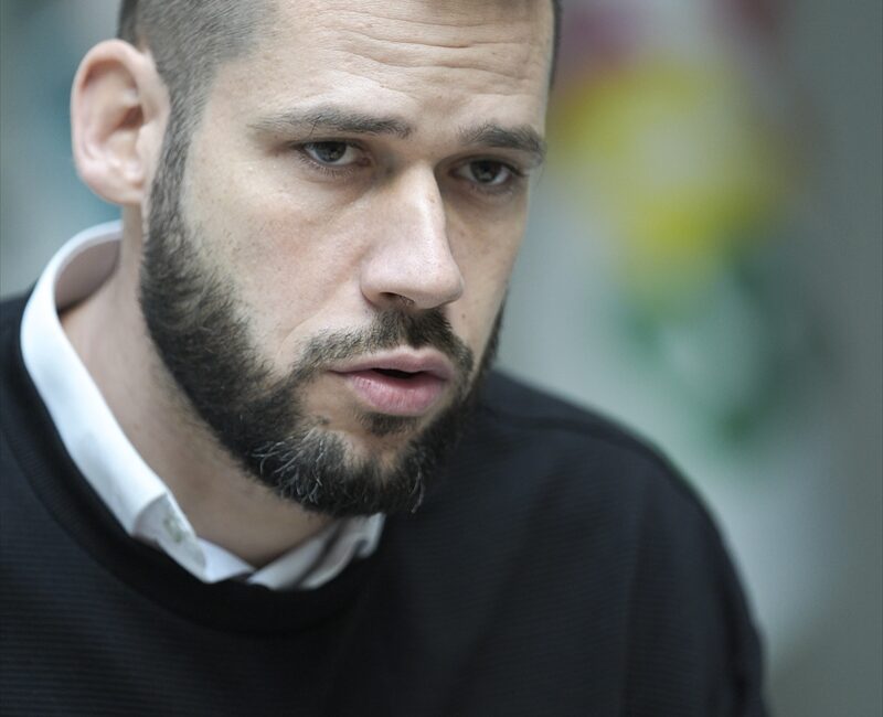 - Bosna Hersek'teki iki entiteden biri olan Sırp Cumhuriyeti'nde görevden