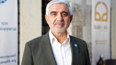 - Yeni Dünya Vakfı Başkanı Mahmut Göksu:
- "Toplumun önünde olan,