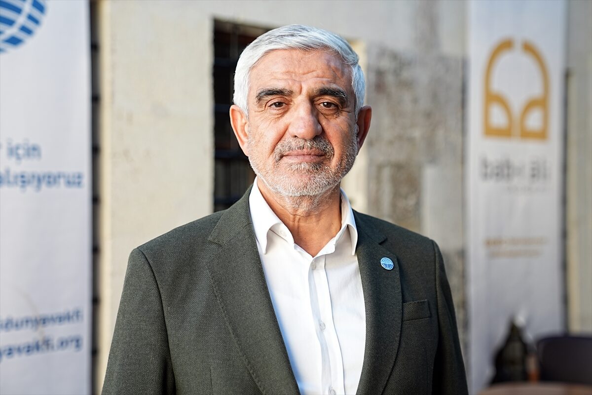 - Yeni Dünya Vakfı Başkanı Mahmut Göksu:
- "Toplumun önünde olan,