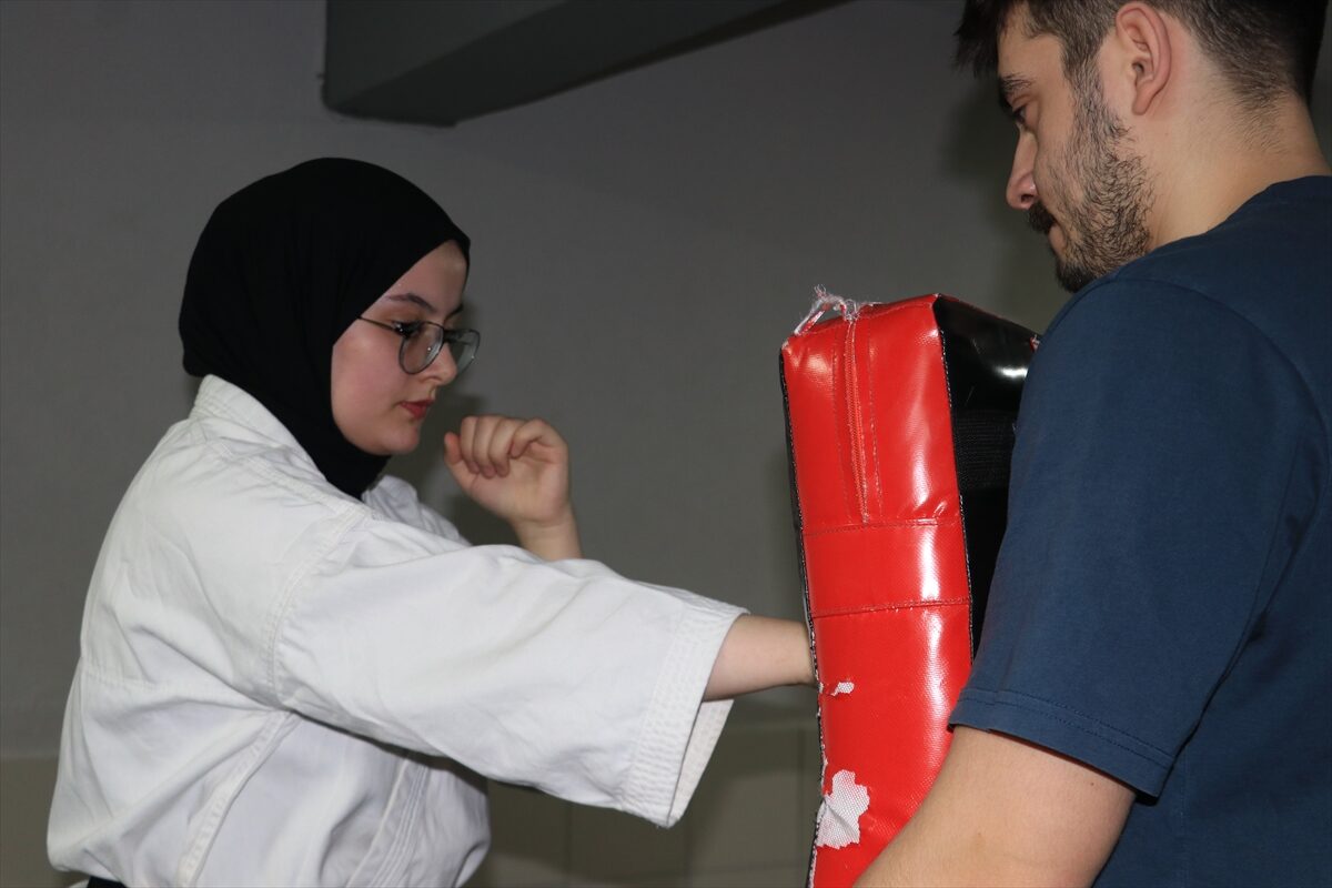 - Bursa'nın İnegöl ilçesinde milli karateci Aynisa Sema Kocal, babasının