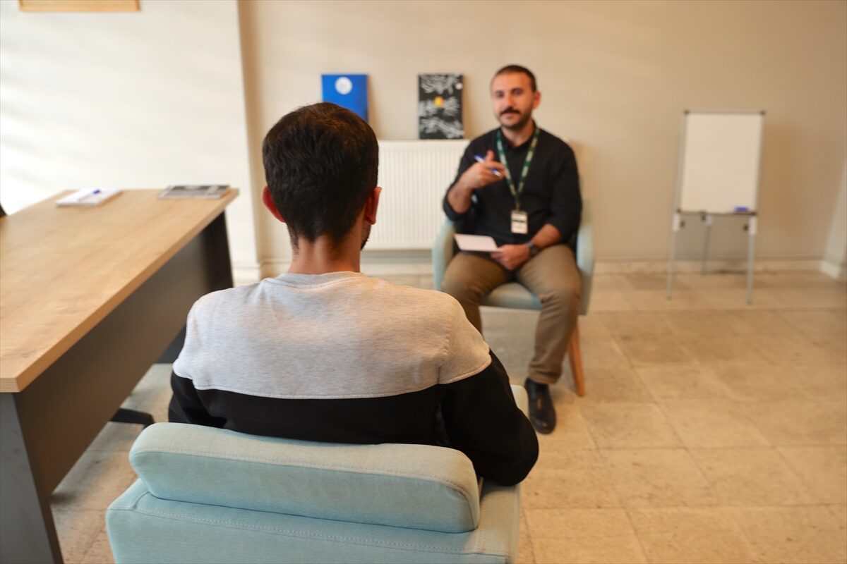 - Hakkari'de 6 yıl devam eden kumar bağımlılığından Yeşilay Danışmanlık