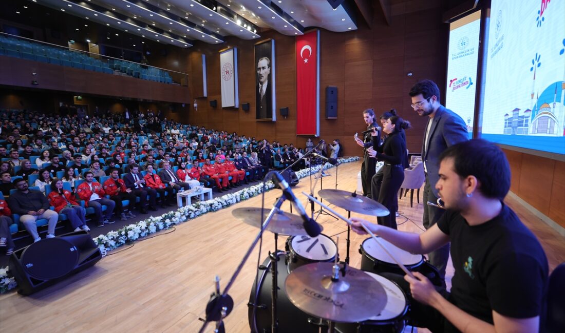 - Gençlik ve Spor Bakanı Osman Aşkın Bak:
- "Sayın Cumhurbaşkanımızın