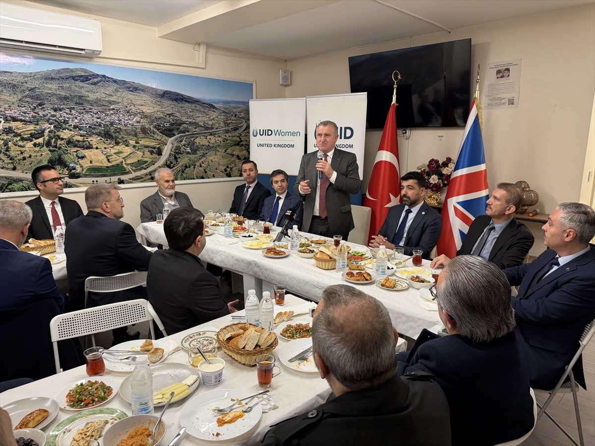 - Gençlik ve Spor Bakanı Osman Aşkın Bak:
"Seçimlerde, belediye seçimlerinde,