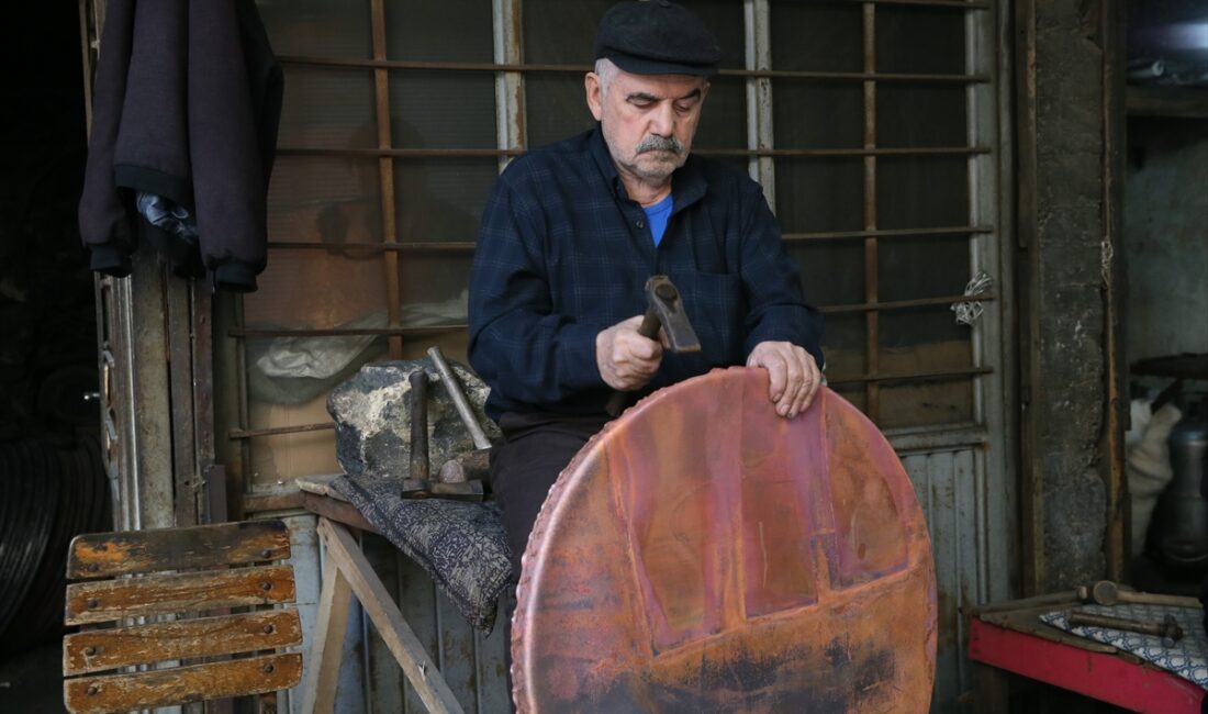 - Bakırcılar Çarşısı'ndaki son 3 usta, geleneksel yöntemlerle üretim yapmaya