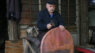 - Bakırcılar Çarşısı'ndaki son 3 usta, geleneksel yöntemlerle üretim yapmaya