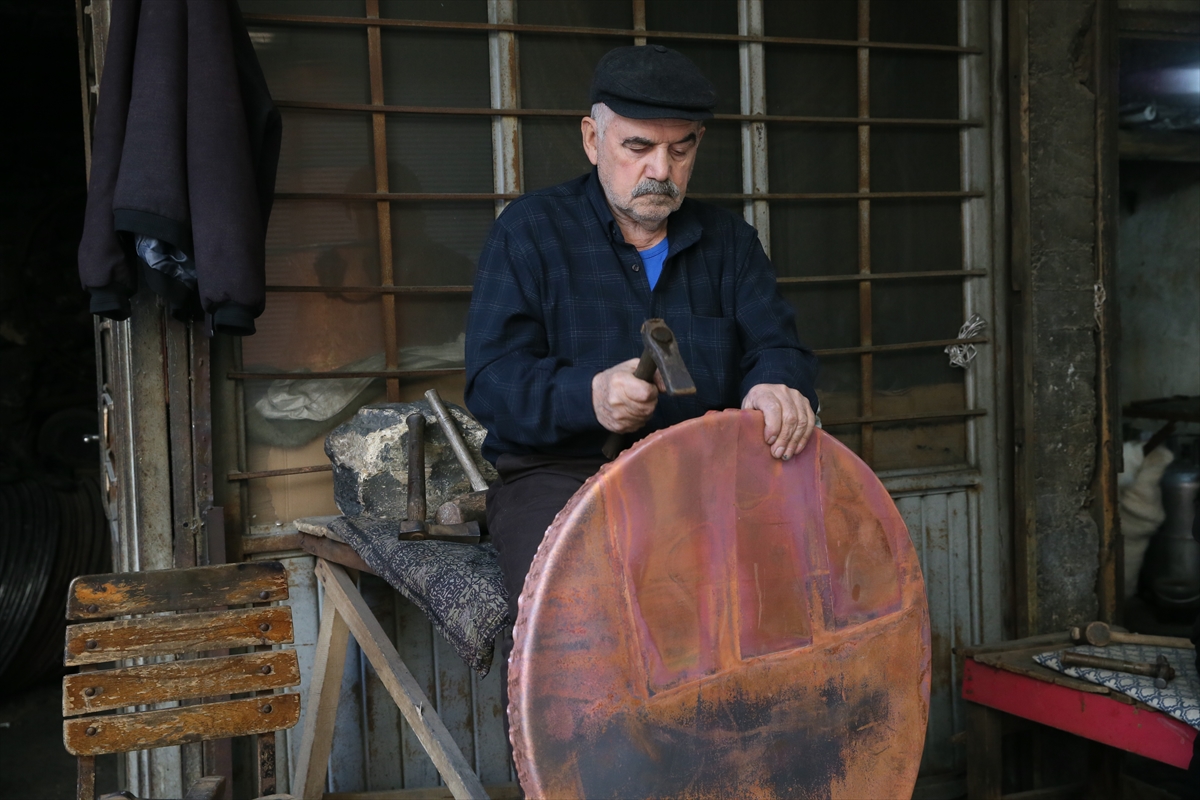 - Bakırcılar Çarşısı'ndaki son 3 usta, geleneksel yöntemlerle üretim yapmaya