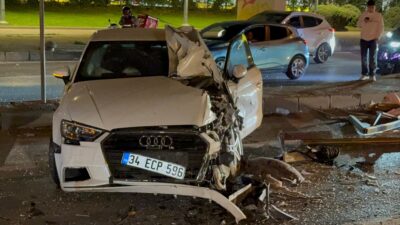 İSTANBUL(AA) – Bakırköy'de sürücüsünün direksiyon hakimiyetini kaybettiği otomobil, ters istikamete