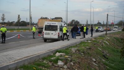 BALIKESİR (AA) – Balıkesir'in Havran ilçesinde işçileri taşıyan minibüs ile