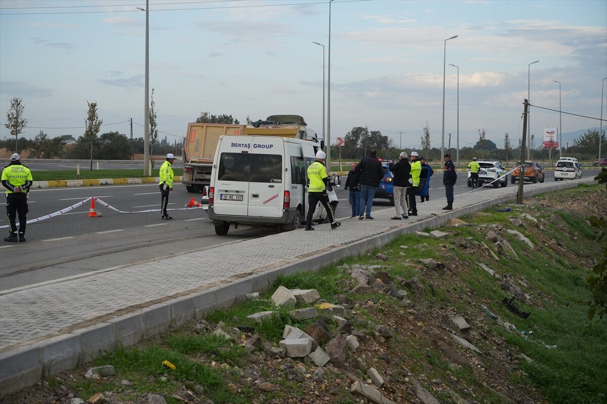 BALIKESİR (AA) – Balıkesir'in Havran ilçesinde işçileri taşıyan minibüs ile