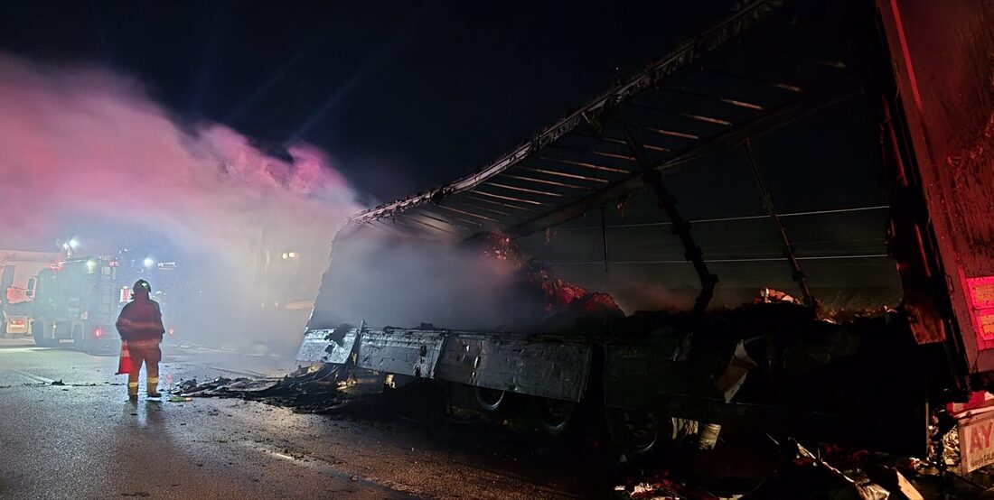 BALIKESİR (AA) – Balıkesir'in Susurluk ilçesinde seyir halindeki karton yüklü