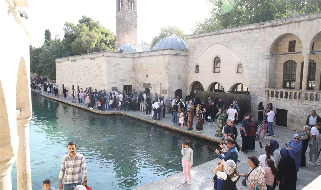 ŞANLIURFA (AA) – Türkiye'nin önemli turizm merkezlerinden Şanlıurfa'daki tarihi Balıklıgöl