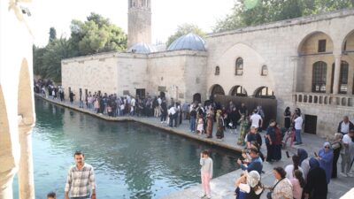 ŞANLIURFA (AA) – Türkiye'nin önemli turizm merkezlerinden Şanlıurfa'daki tarihi Balıklıgöl
