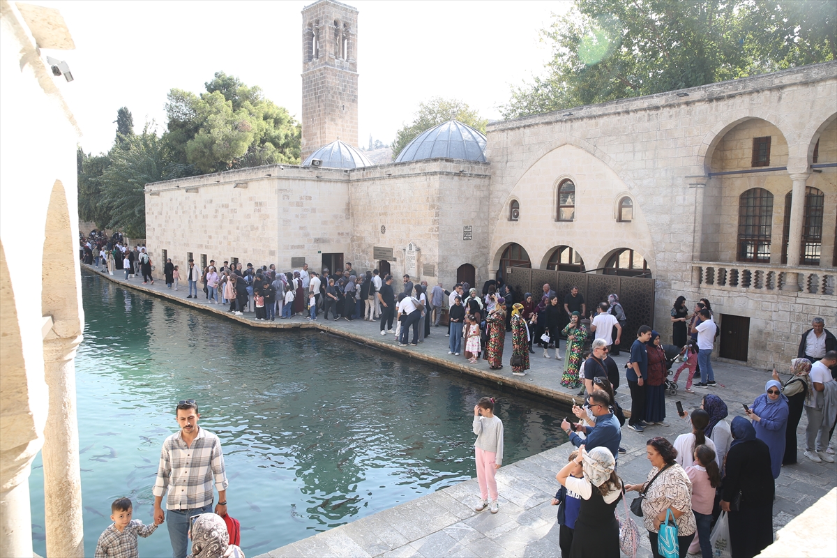 ŞANLIURFA (AA) – Türkiye'nin önemli turizm merkezlerinden Şanlıurfa'daki tarihi Balıklıgöl