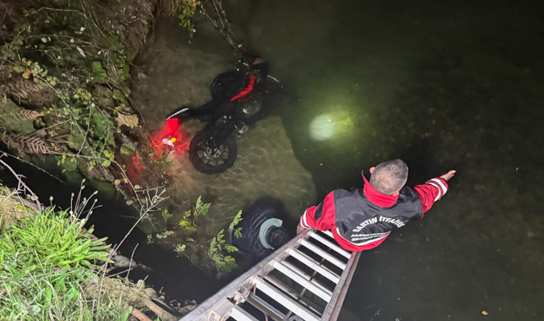 BARTIN (AA) – Bartın'da dere yatağına devrilen motosikletin sürücüsü, itfaiye