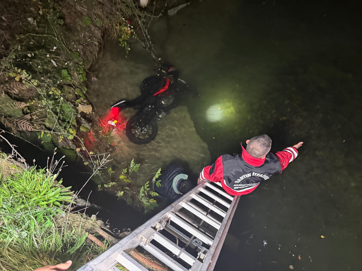 BARTIN (AA) – Bartın'da dere yatağına devrilen motosikletin sürücüsü, itfaiye