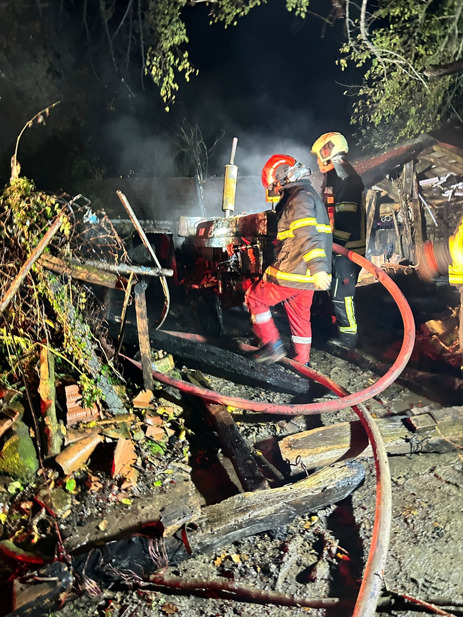 BARTIN (AA) – Bartın'da yıldırım isabet eden minibüs ile traktör