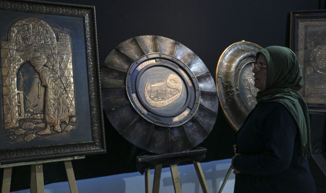 ANKARA (AA) – Bakır rölyef sanatçısı Necmeddin Sadıkoğlu'nun "Bakır Rölyef