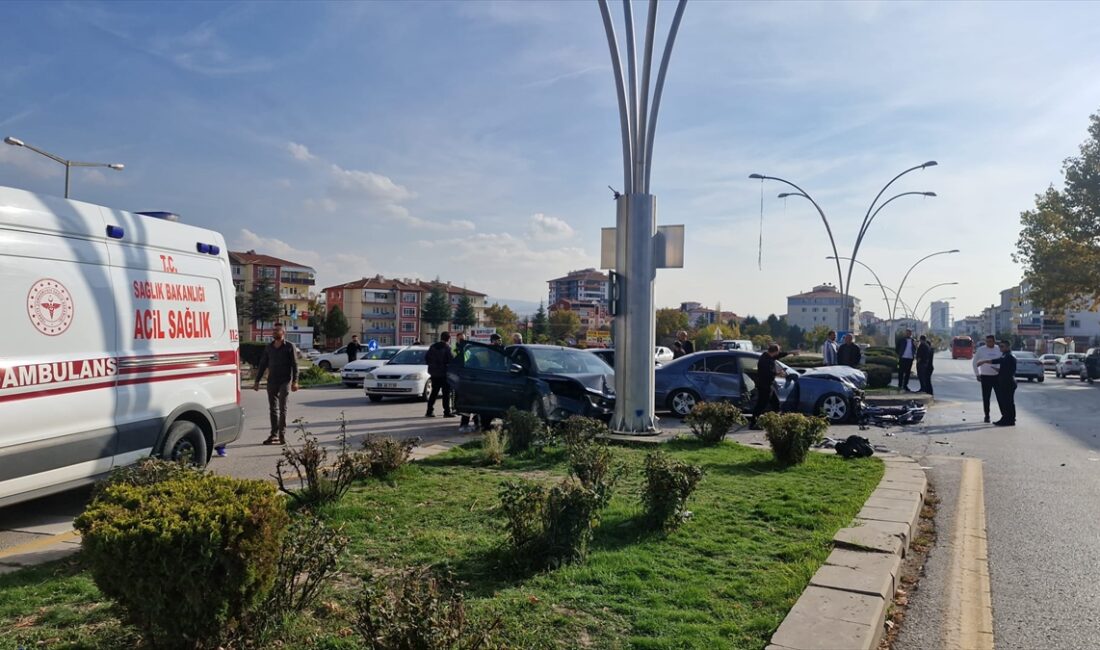 ANKARA (AA) – Ankara'nın Kahramankazan ilçesinde, iki otomobilin çarpıştığı kazada