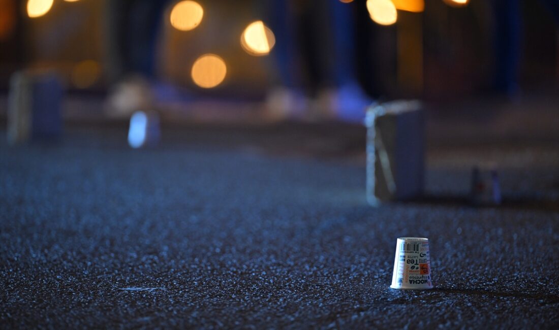 ANKARA (AA) – Ankara'da, gece saatlerinde bir eğlence mekanının önünde