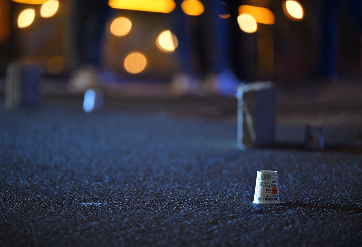 ANKARA (AA) – Ankara'da, gece saatlerinde bir eğlence mekanının önünde