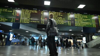 - Çalışanlar, federal hükümetin kemer sıkma politikalarına karşı greve gitti