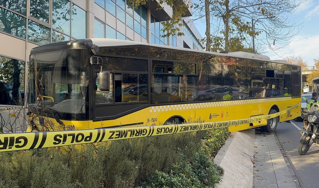 İSTANBUL (AA) – Beşiktaş'ta şoförü kalp krizi geçiren İETT otobüsü