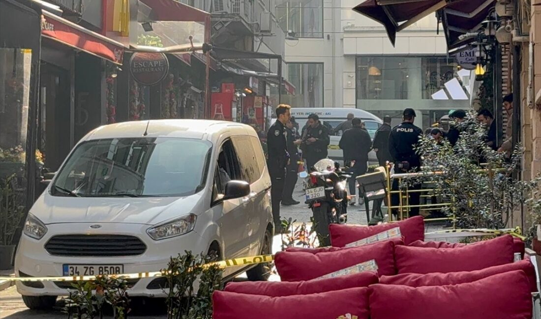 İSTANBUL (AA) – Beyoğlu'nda çıkan tartışmada, 2 kişi silahla birbirini