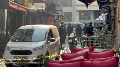 İSTANBUL (AA) – Beyoğlu'nda çıkan tartışmada, 2 kişi silahla birbirini