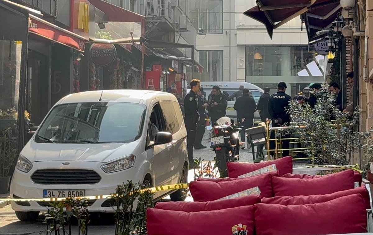 İSTANBUL (AA) – Beyoğlu'nda çıkan tartışmada, 2 kişi silahla birbirini