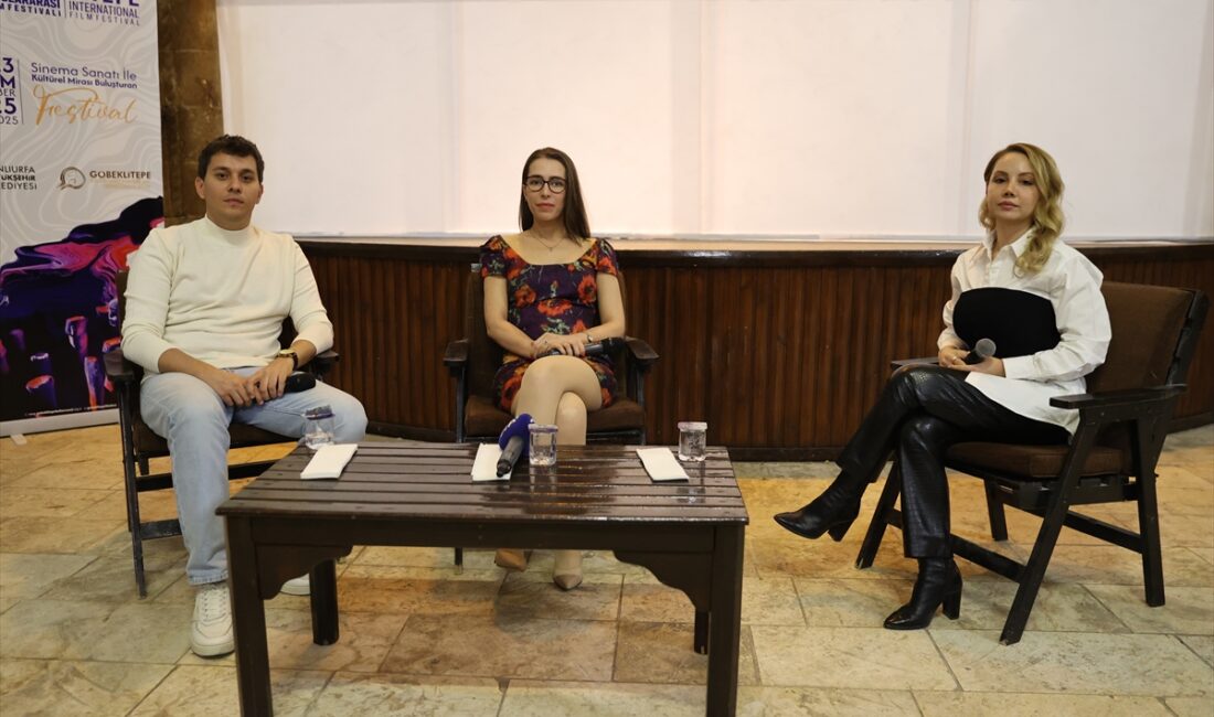 - Filmin yönetmen ve senaristi Vuslat Saraçoğlu:
- "'Bildiğin Gibi Değil',