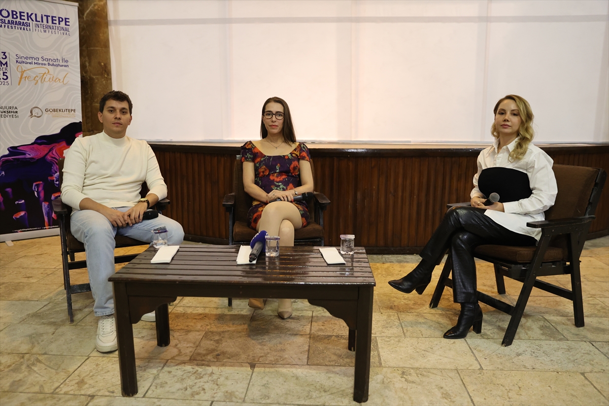 - Filmin yönetmen ve senaristi Vuslat Saraçoğlu:
- "'Bildiğin Gibi Değil',