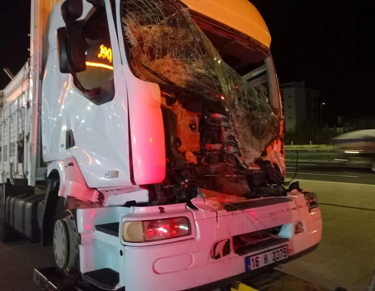 BİLECİK (AA) – Bilecik'in Bozüyük ilçesinde çekiciye arkadan çarpan kamyonun