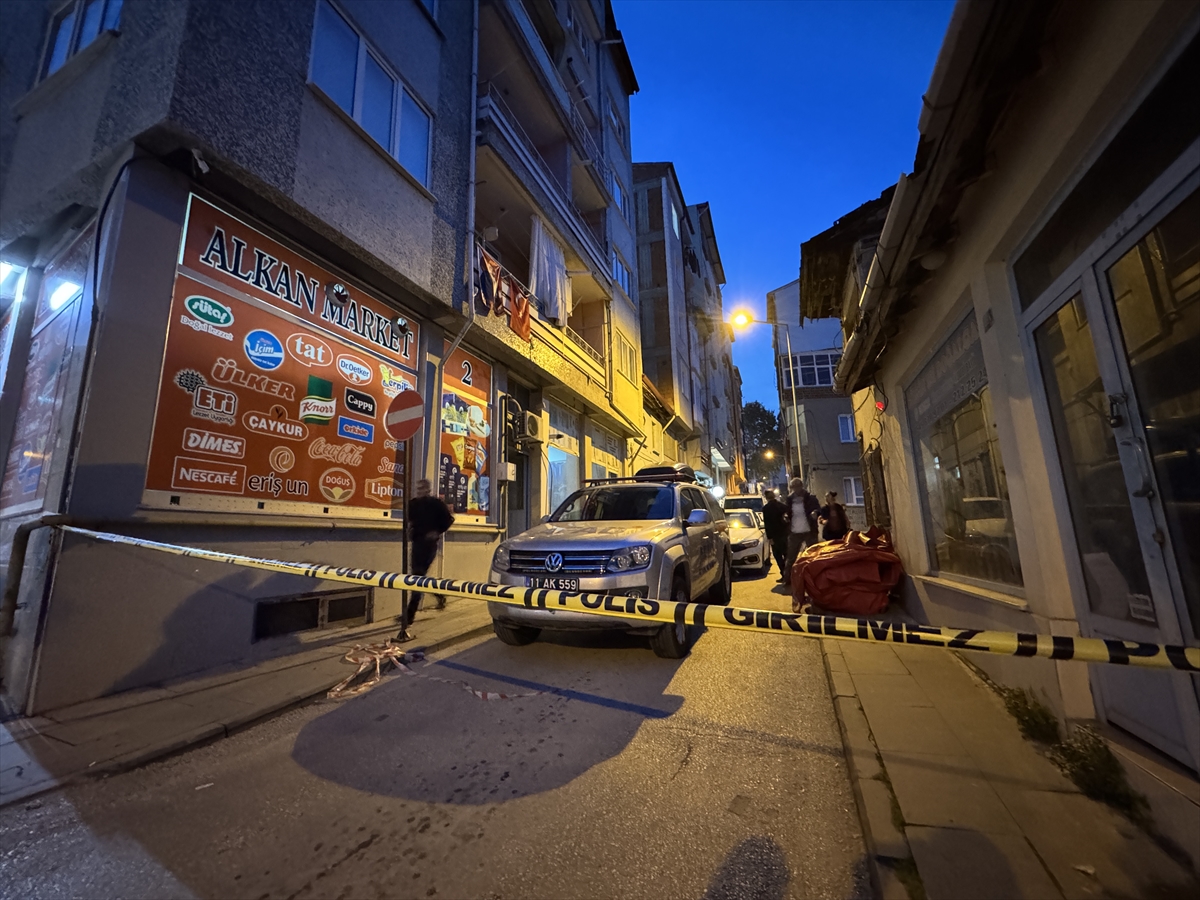 BİLECİK (AA) – Bilecik'te, polisten kaçarken saklanmak istediği apartman bacasında