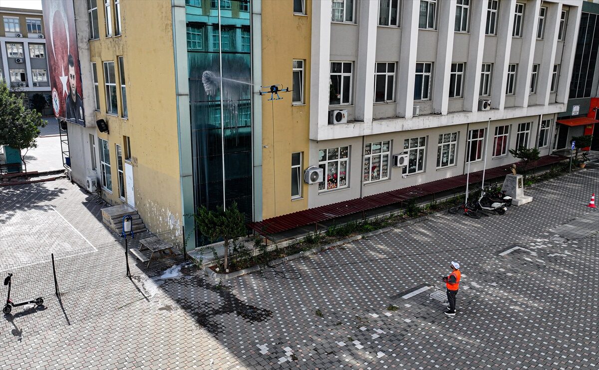 - Yüksek katlı binaların dış cephesi ve ulaşılması güç cam