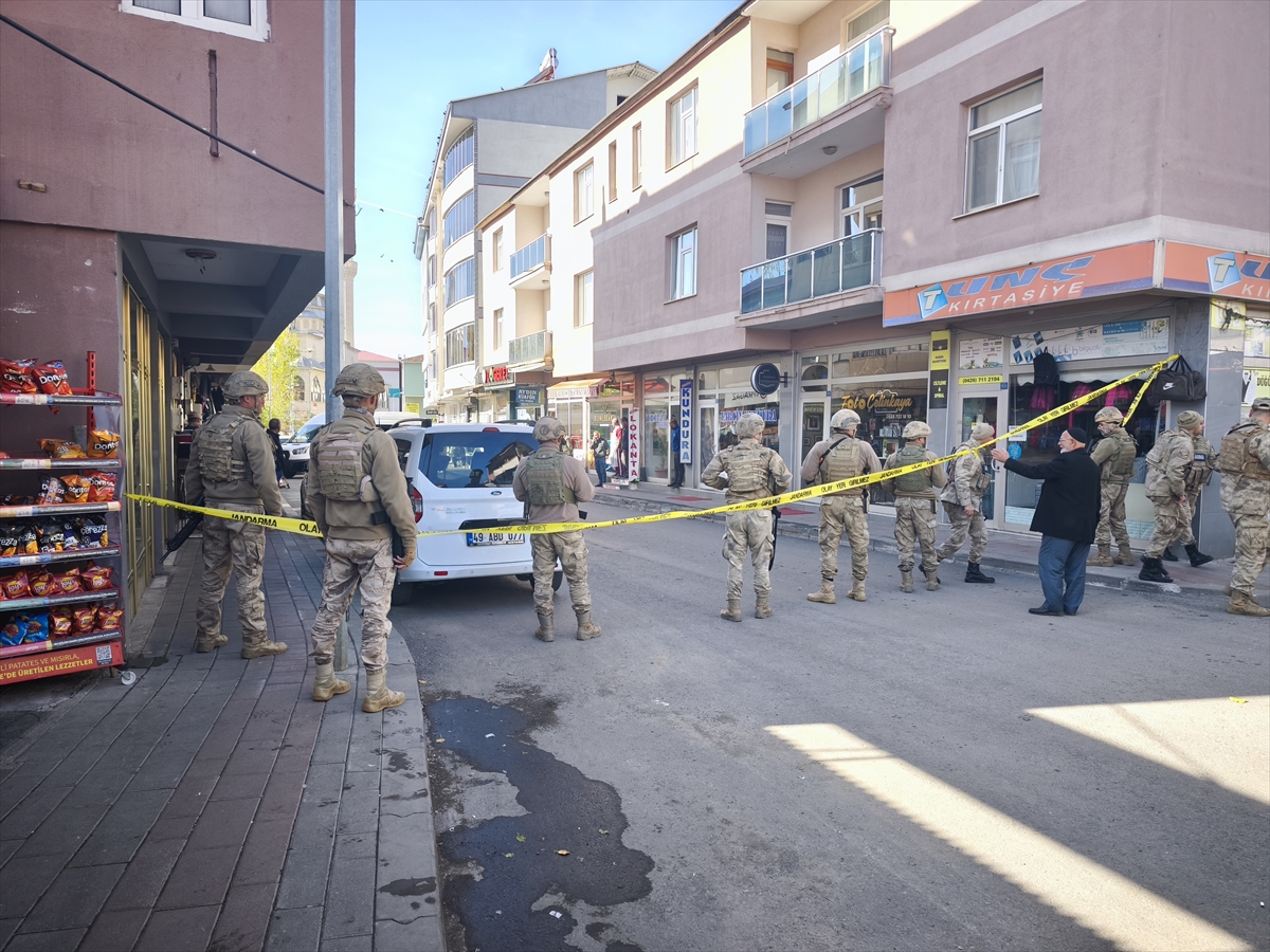 - Valilik:
- "Şüpheli şahıs emniyet güçlerimizin 'dur' ikazı sonrası ruhsatsız