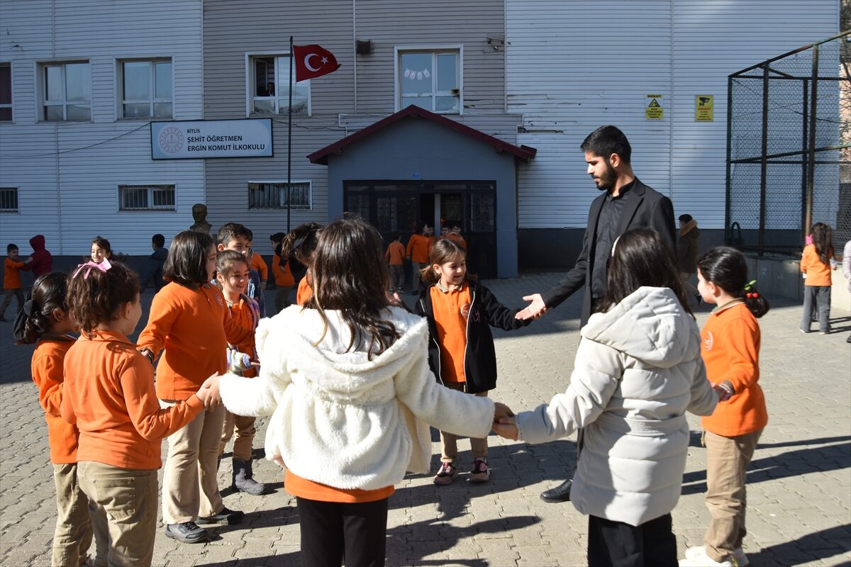 - Şehit Öğretmen Ergin Komut İlkokulunda görev yapan Abdullah Selam