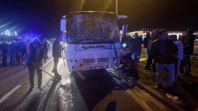 BOLU (AA) – Bolu'da fabrika işçilerini taşıyan 3 midibüsün karıştığı