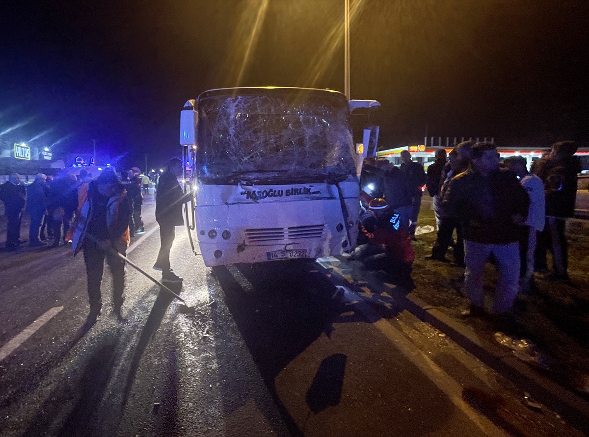 BOLU (AA) – Bolu'da fabrika işçilerini taşıyan 3 midibüsün karıştığı