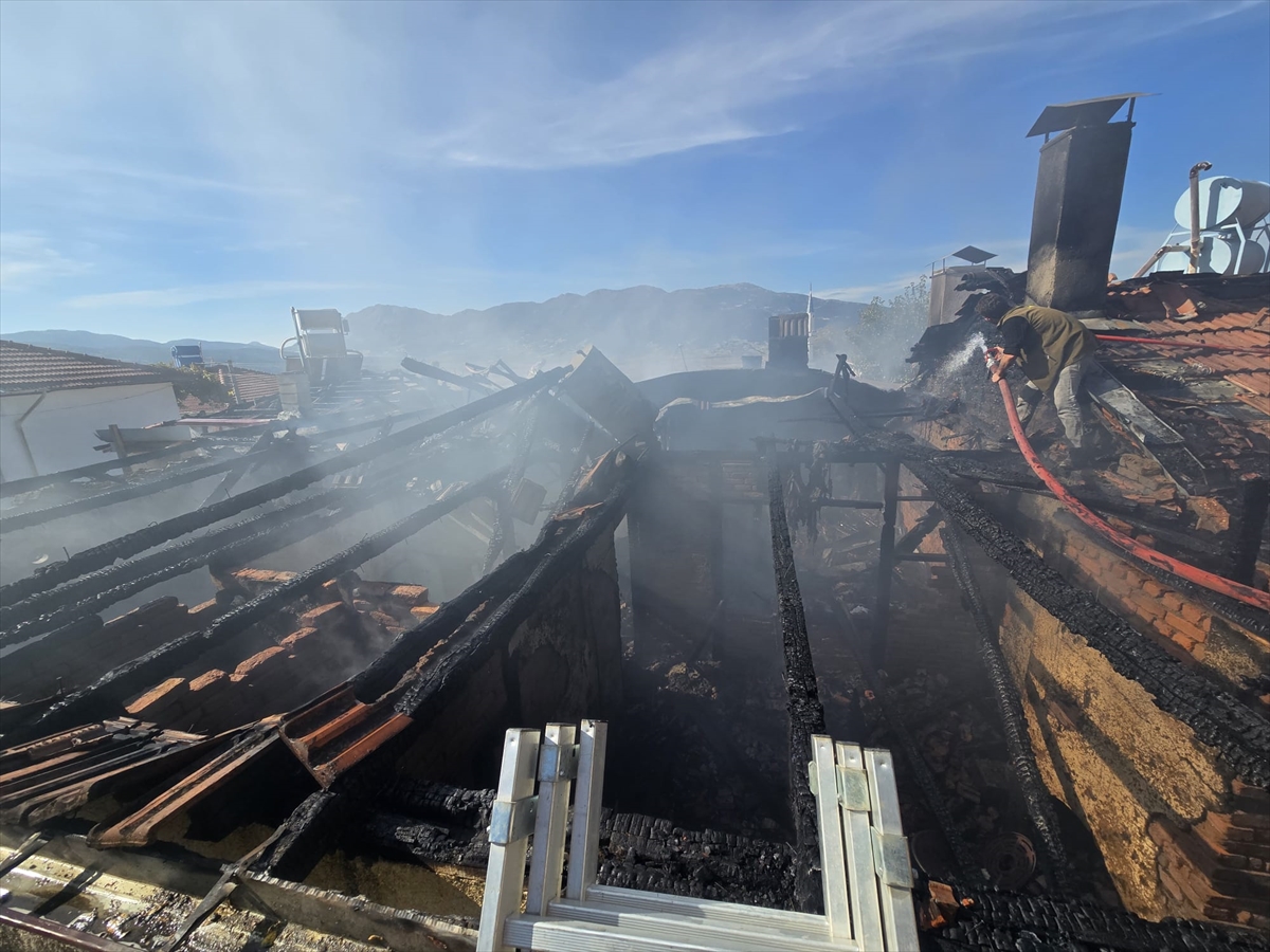 BURDUR (AA) – Burdur'un Yeşilova ilçesinde evde çıkan yangında 2